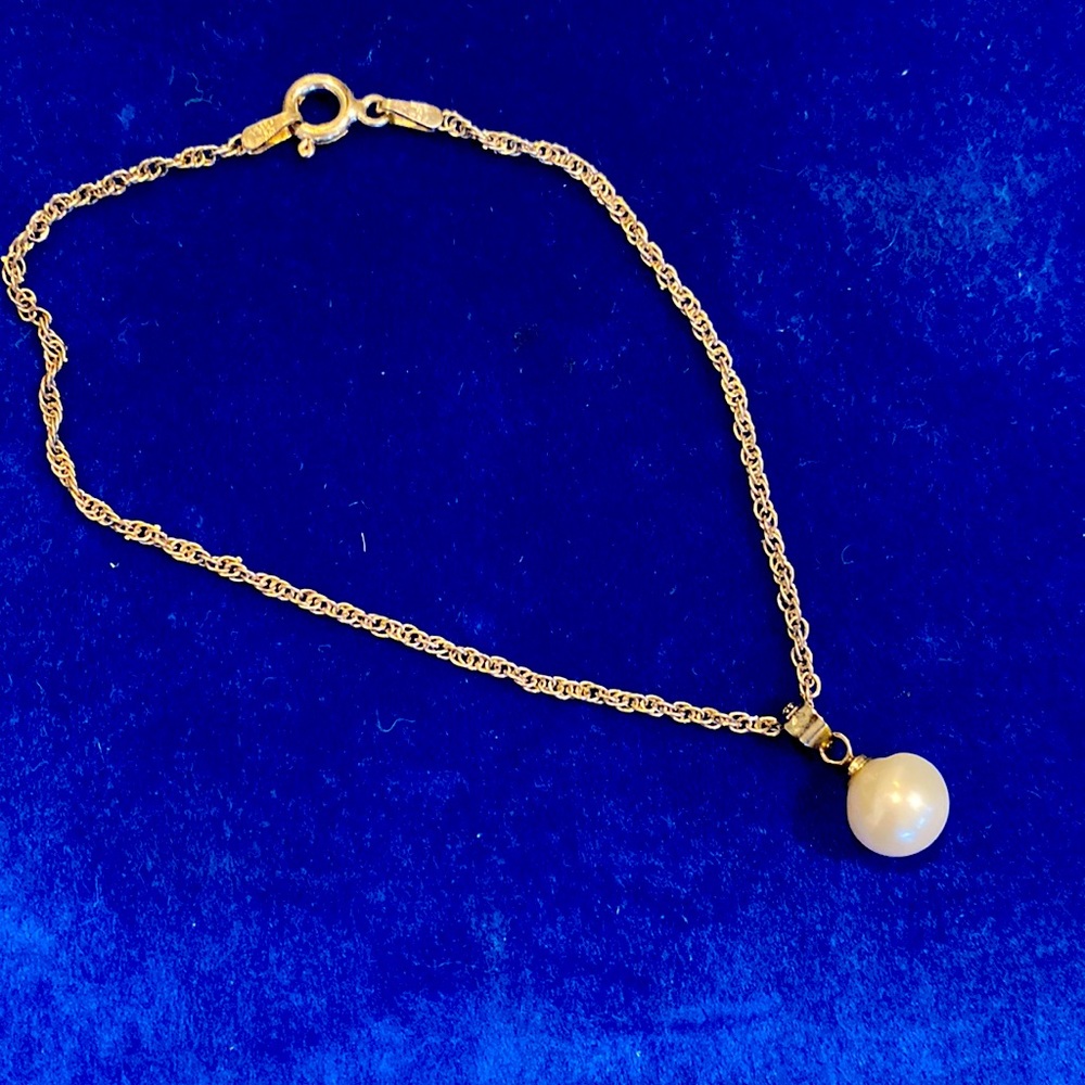 18k white gold pearl bracelet.